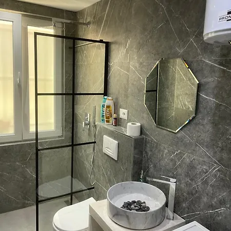 Apartment Midnight *